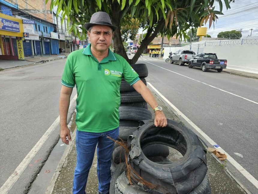 Dr. Daniel Vasconcelos solicita retirada de pneus abandonados em via na zona leste