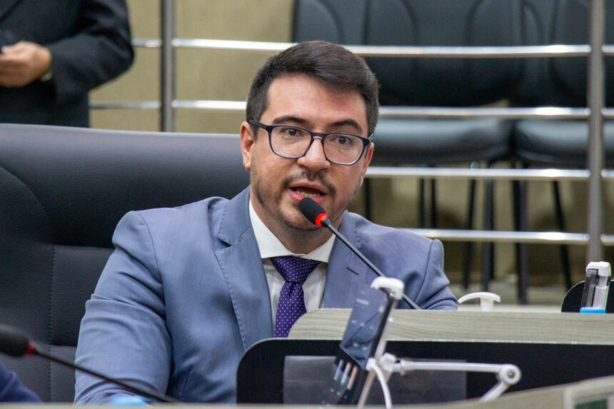 Vereador Rodrigo Guedes cobra novo projeto para reajuste salarial dos servidores da Semed