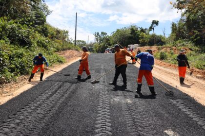 Prefeitura de Manaus pavimenta ladeiras no ramal Rio Branquinho