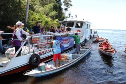 Apoio às famílias afetadas pela cheia no rio Amazonas