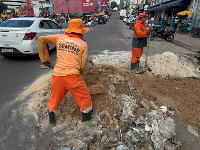 Prefeitura de Manaus realiza desobstrução de rede de drenagem profunda e combate alagamentos na avenida Floriano Peixoto
