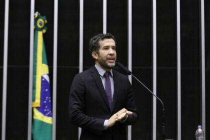 Conselho de Ética decide pela suspensão do mandato de André Janones por três meses