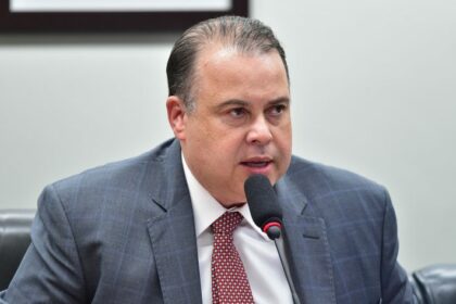 Comissão aprova obrigatoriedade de autorização judicial para menor atuar como influenciador digital
