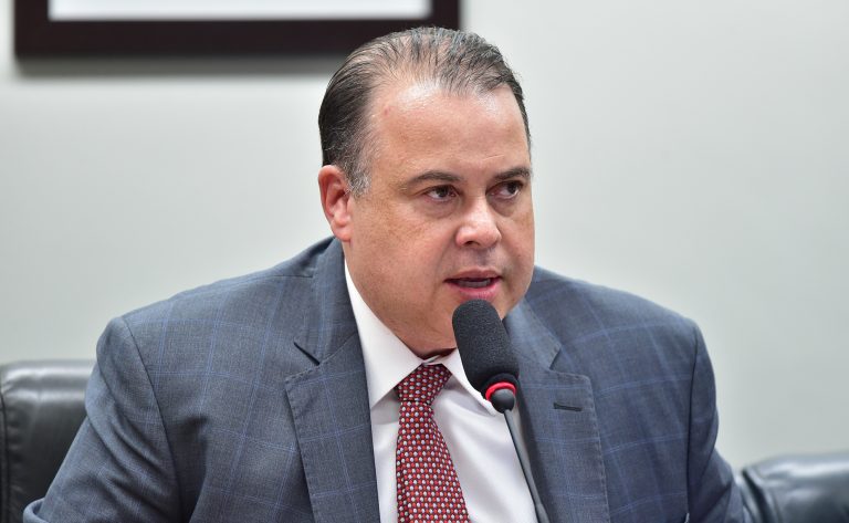 Comissão aprova obrigatoriedade de autorização judicial para menor atuar como influenciador digital
