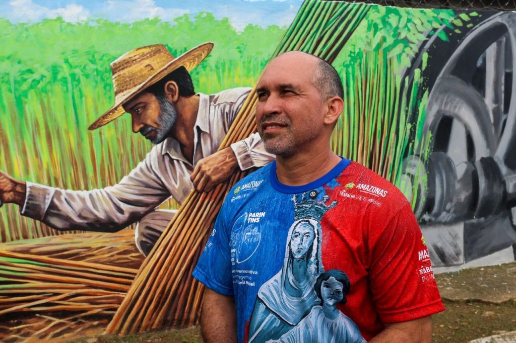Em-Parintins-artistas-transformam-muros-em-memoria-viva-com-historias-valorizacao-cultural-e-identidade-amazonica_Artista_Mag_Lenilson_Foto_Mauro_Neto_Secom-1024×682-1