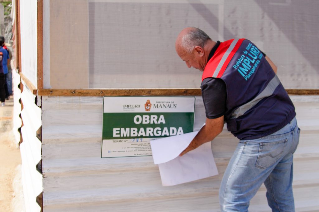 Prefeitura-de-Manaus-embarga-obra-de-faculdade-que-causou-cratera-em-rua-do-bairro-Nossa-Senhora-das-Gracas-3-1024×682-1